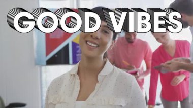 İyi sarmaşıkların animasyonu ofisteki iş adamlarına mesaj atıyor. Küresel sosyal medya, işletme, finans, bağlantılar, ağlar ve veri işleme kavramı dijital olarak oluşturuldu.