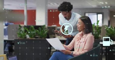 Ofiste raporları tartışan farklı iş arkadaşlarının numaralarını ve simgelerini değiştirmenin animasyonu. Dijital bileşik, çoklu pozlama, iş, büyüme, planlama, takım çalışması, tıbbi ve teknoloji kavramı