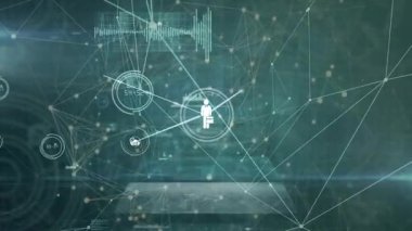 Soyut arkaplan karşısındaki çoklu bilgi arayüzü üzerinde bağlı simgelerin canlandırılması. Dijital olarak üretilen, hologram, aydınlatma, küreselleşme, iletişim ve teknoloji kavramı.