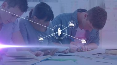 Çeşitli iş adamlarının konuştuğu simgelerle bağlantı ağının animasyonu. küresel iş ve dijital arayüz kavramı dijital olarak oluşturulmuş video.