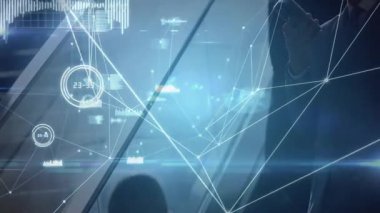 İki meslektaş akıllı telefondan tartışıyor, holografik düğümler ve veri dalga formları tasarlıyorlar. Teknoloji, yenilik, ağ, bağlantı, dijital, kurumsal, fütüristik