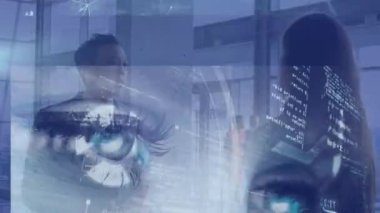 Ekranlardaki veri işleme üzerinden bağlantı ağının animasyonu. Küresel bağlantılar iş ve veri işleme kavramı dijital olarak oluşturulmuş video.