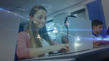 Okulda laptopla öğrenen mutlu beyaz kız üzerinden bağlantı ağının animasyonu. Okul, öğrenim, eğitim ve teknoloji konsepti dijital olarak oluşturulmuş video.