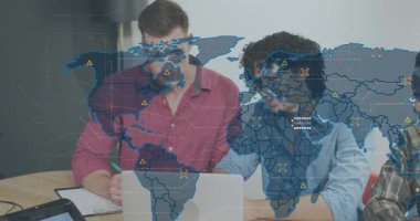 Erkek iş analistleri yazı yazıyor, dizüstü bilgisayara işaret ediyor, kümeler halinde büyüyen bir harita örtüyor. İşbirliği, veri analizi, takım çalışması, teknoloji, profesyonel, yenilik, modern