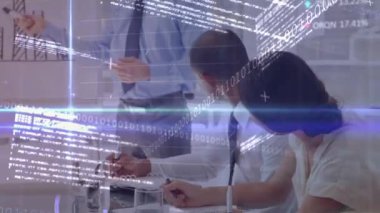 Mali verilerin animasyonu ve ofisteki çeşitli iş adamlarının grafiği. İş, finans ve ekonomi kavramı dijital olarak oluşturulmuş video.