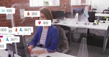 Ofiste bilgisayarla çalışan Asyalı kadın hakkında çoklu uyarı çubuğu. Dijital bileşim, çoklu pozlama, iş, sosyal medya anımsatıcı ve teknoloji kavramı.