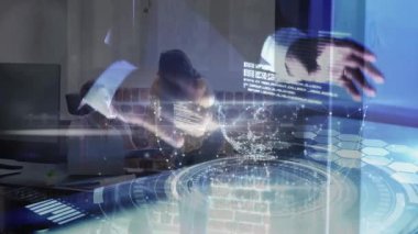 Kafkasyalı iş adamının elleri üzerinde küre ve bağlantılarla dijital ekranın animasyonu. İş dünyası, covid 19 salgın ve teknoloji konsepti sırasında dijital olarak üretilen video.