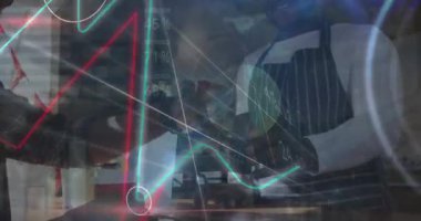 Akıllı telefondan elde ödeme yerine veri işleme animasyonu. Küresel iş ve dijital arayüz kavramı dijital olarak oluşturulmuş video.