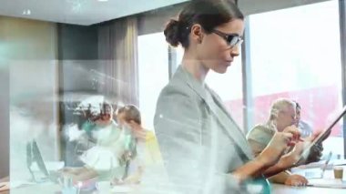 Kafkasyalı iş kadınıyla ilgili finansal veri işleme animasyonu. Küresel iş, finans, bilgisayar ve veri işleme kavramı dijital olarak oluşturulmuş video.