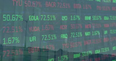 Çayır üzerinde dönen yel değirmeninin üzerinde istatistiksel ve borsa veri işleme animasyonu. Küresel ekonomi ve yenilenebilir enerji teknolojisi kavramı