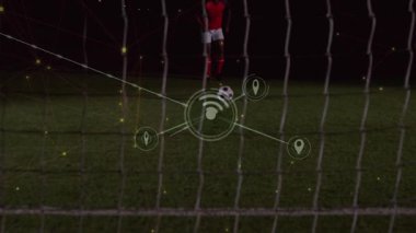 Erkek futbolcunun orta bölümündeki dijital simge ağının penaltı atışı. Spor ve teknoloji kavramı