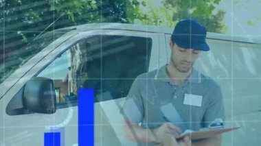 Kafkasyalı teslimatçının elindeki panoda finansal veri işleme animasyonu. Küresel iş, finans ve dijital arayüz kavramı dijital olarak oluşturulmuş video.