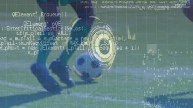 Çeşitli erkek futbolcuların bacaklarının üzerinde farklı veri işleme animasyonları. global spor, teknoloji, veri işleme ve dijital arayüz kavramı dijital olarak oluşturulmuş video.
