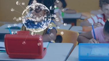 Sınıftaki çeşitli okul çocukları arasında bağlantı ağı olan dünyanın animasyonu. Küresel eğitim, öğrenme ve dijital arayüz kavramı dijital olarak oluşturulmuş video.