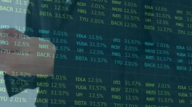 Akıllı telefon kullanan beyaz iş adamının finansal veri işleme animasyonu. Küresel iş, finans, bağlantılar ve dijital olarak oluşturulmuş video işleme kavramı.