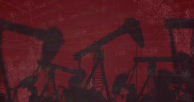 İnşaat alanındaki finansal veri işleme animasyonunun grunge kırmızı arka planla karşılaştırılması. Küresel ekonomi ve mimari mühendislik kavramı