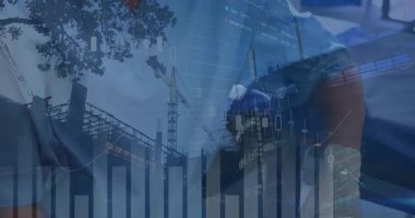 Ofiste çalışan iş adamları üzerinde finansal veri işleme animasyonu. Küresel iş veri işleme ve dijital arayüz konsepti dijital olarak oluşturulmuş video.