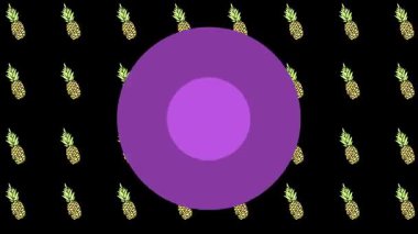 Siyah arka planda hareket eden ananas ve mor noktaların animasyonu. Renk, şekil ve hareket konsepti dijital olarak oluşturulmuş video.