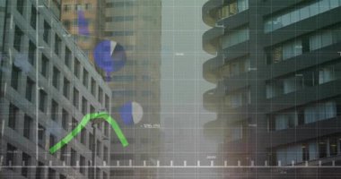 Şehir manzarası üzerinde finansal veri işleme animasyonu. Küresel finans, iş, bağlantılar, hesaplama ve veri işleme kavramı dijital olarak oluşturulmuş video.