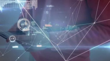 Akıllı telefon kullanan kadınlar üzerindeki bağlantı ağının animasyonu. küresel iletişim ve veri işleme kavramı dijital olarak oluşturulmuş video.