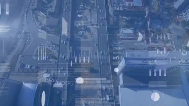 Şehir manzarası üzerinde veri işleme animasyonu. küresel iş, finans ve dijital arayüz kavramı dijital olarak oluşturulmuş video.
