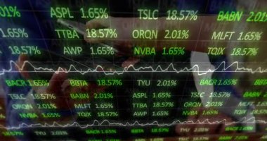 Ödeme terminalini kullanan insanların ellerinde finansal verilerin animasyonu. Küresel finans, ekonomi, kablosuz ödemeler ve dijital olarak üretilen teknoloji konsepti.