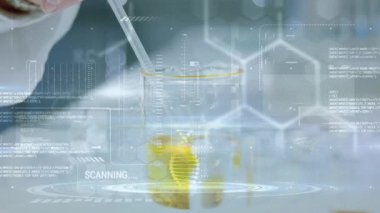 Laboratuvardaki beyaz bilim adamı üzerinde DNA ipliği ve veri işleme animasyonu. küresel bilim, veri işleme ve dijital arayüz kavramı dijital olarak oluşturulmuş video.