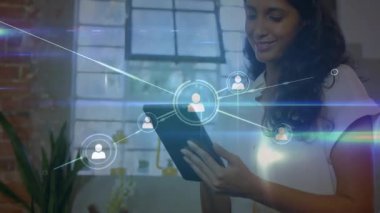 Kadın tablet ekranı tıklatıyor ve çevrimiçi toplum büyümesini gösteren teknoloji ağını genişletiyor. Teknoloji, bağlantı, sosyal, dijital, yenilik, modern, iletişim