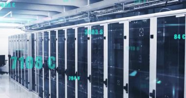 Kamera sunucu dolaplarının önünden kayarken, yeşil de gerçek zamanlı telemetri ölçümlerini güncelliyor. Teknoloji, veri, analitik, dijital, altyapı, siber güvenlik, yenilik