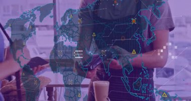 Akıllı telefondan ödeme yapan farklı insanlar üzerinde dünya haritası ile veri işleme animasyonu. Dijital olarak oluşturulan küresel finansman, perakende ve dijital arayüz kavramı.