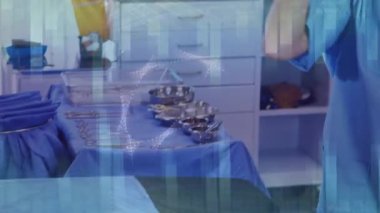 Kafkas kadın cerrah üzerinde veri işleme animasyonu. Küresel tıp, bilgisayar, bağlantılar, ağlar ve veri işleme kavramı dijital olarak oluşturulmuş video.