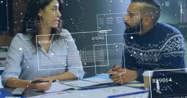 Ofisteki çeşitli iş adamları üzerinde finansal veri işleme animasyonu. Küresel iş, finans, bağlantılar, hesaplama ve veri işleme kavramı dijital olarak oluşturulmuş video.