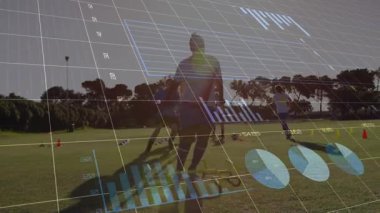 Veri işleme ve sahadaki çeşitli futbolcularla ilgili istatistiklerin animasyonu. Küresel spor, rekabet, bilgisayar ve veri işleme kavramı dijital olarak oluşturulmuş video.