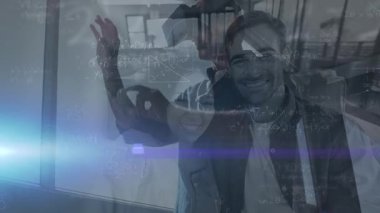 Ofisteki çeşitli iş adamları üzerinde matematiksel denklemlerin animasyonu. küresel bağlantılar, bilgisayar ve dijital arayüz konsepti dijital olarak oluşturulmuş video.