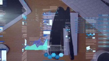 Zımba zımbasının ahşap ofis masasına düşmesiyle ilgili istatistiksel veri işleme animasyonu. Bilgisayar arayüzü ve iş veri teknolojisi kavramı