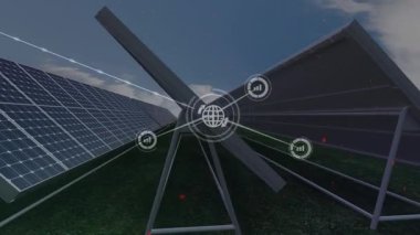 Mavi gökyüzüne karşı dijital ikonlar ve güneş panelleri ağında dönen ışık izlerinin animasyonu. Küresel ağ ve yenilenebilir enerji teknolojisi kavramı