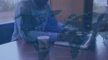 Dizüstü bilgisayarla iş adamının finansal veri işleme animasyonu. Global, dijital arayüz ve teknoloji konseptini dijital olarak oluşturulmuş video şirketlerini finanse eder.