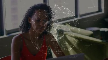 Bağlantı ağının animasyonu ve çeşitli doktor ve hastalar üzerinde DNA ipliği. Dijital olarak oluşturulan küresel iletişim ve veri güvenliği kavramı.