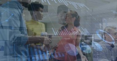 Çeşitli meslektaşların iş tartışmaları üzerine veri işleme ve diyagramların animasyonu. Küresel iş, takım çalışması ve dijital arayüz kavramı dijital olarak oluşturulmuş video.