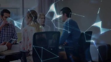 Bilgi işleme tableti teknik toplantıda takımların dönüşümlü hologram görüntülerini birbirine bağlıyor. Teknoloji, yenilik, takım çalışması, işbirliği, dijital, gelecekçi, kurumsal