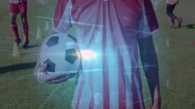 Futbolcu, dijital bulutlu ve veri işleme animasyonlu topu tutuyor. Spor, teknoloji, analitik, yenilik, atlet, yarışma