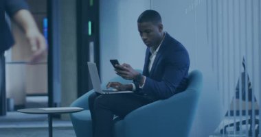 Ofisteki iş adamının veri işleme animasyonu. Küresel iş, finans ve veri işleme kavramı dijital olarak oluşturulmuş video.