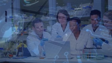 Laboratuar laptopunun etrafında toplanan araştırma ekibi veri üreterek bulguları doğruladı. Bilim, işbirliği, yenilik, teknoloji, laboratuvar, veri, deney