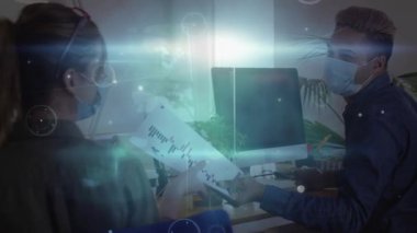 Erkek veri analisti, kadın meslektaşlarına çıktıları veriyor ve eşleşen dosyaları etkinleştiriyor. İşbirliği, veri, teknoloji, analiz, ofis, takım çalışması, fütüristik