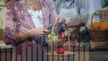 Dükkanda akıllı telefon kullanan gülümseyen beyaz kadının veri işleme animasyonu. küresel iş, finans, bağlantılar ve dijital arayüz konsepti dijital olarak oluşturulmuş video.