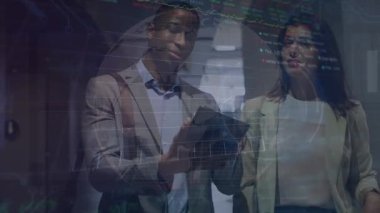 Ofisteki çeşitli iş adamlarının finansal veri işleme ve küresinin animasyonu. Küresel iş ve dijital arayüz kavramı dijital olarak oluşturulmuş video.