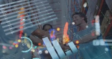 Mutlu kadın ve erkek depo çalışanları üzerinde grafik ve veri animasyonu. iş, finans, paket hizmetleri konsepti dijital olarak oluşturulmuş video.