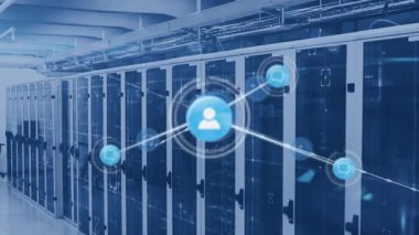 Bilgisayar sunucu odasında veri alışverişi yapan insan simgelerinin animasyonu. Küresel iletişim, iş, veri ve dijital arayüz kavramı dijital olarak oluşturulmuş video.