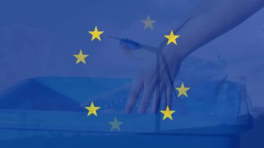 Yılbaşı şekerlemelerinin üzerine düşen kar animasyonu ve siyah arka planda sunum. İnternet güvenliği ve dijital arayüz kavramı dijital olarak oluşturulmuş video.