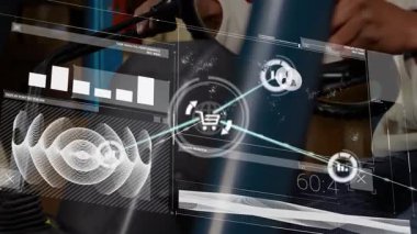 Depodaki beyaz erkek işçinin veri işleme animasyonu. Küresel iş ve dijital arayüz kavramı dijital olarak oluşturulmuş video.